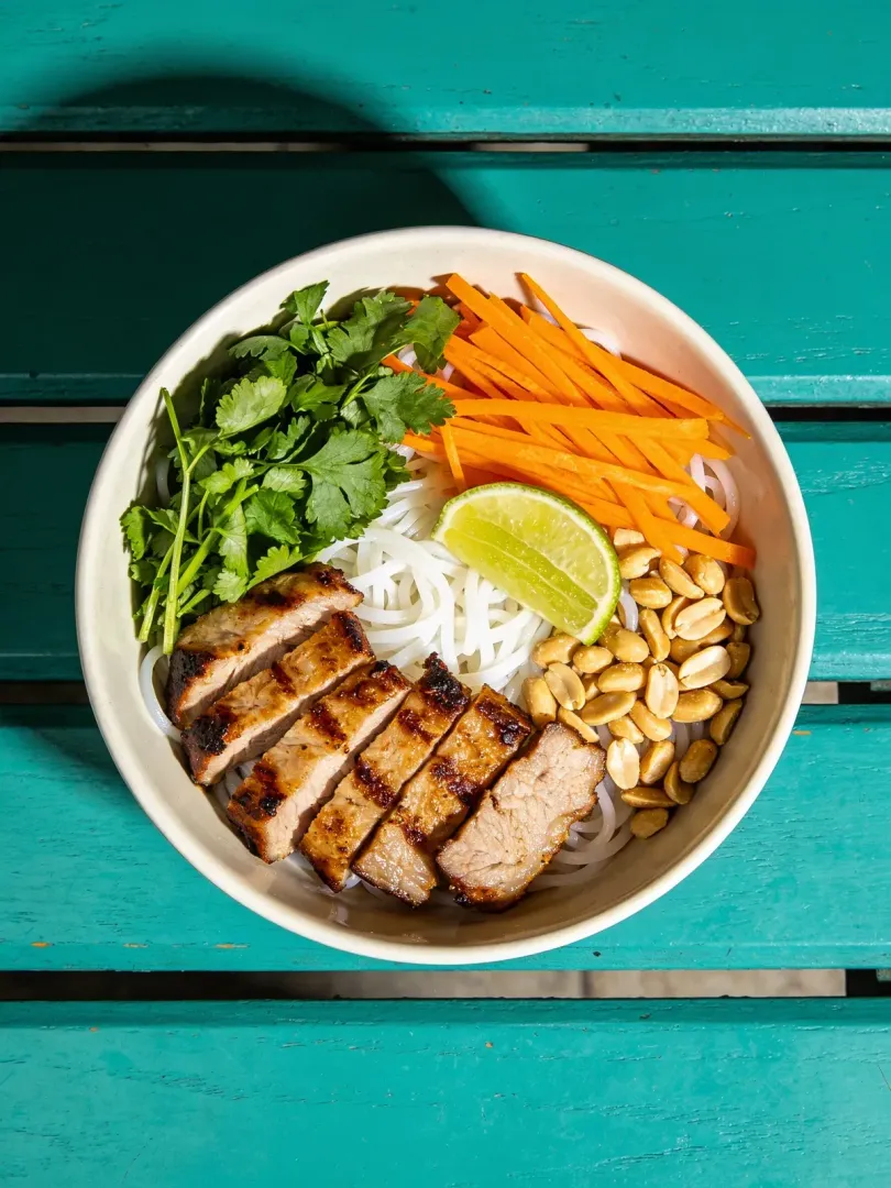 Bún Bà: Bún mit gegrilltem Schwein, Kräutern und Erdnüssen